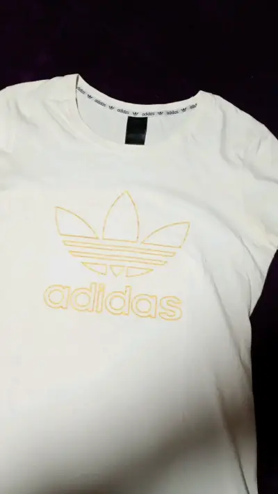 Polera Adidas blanca con logo dorado - miniatura 2