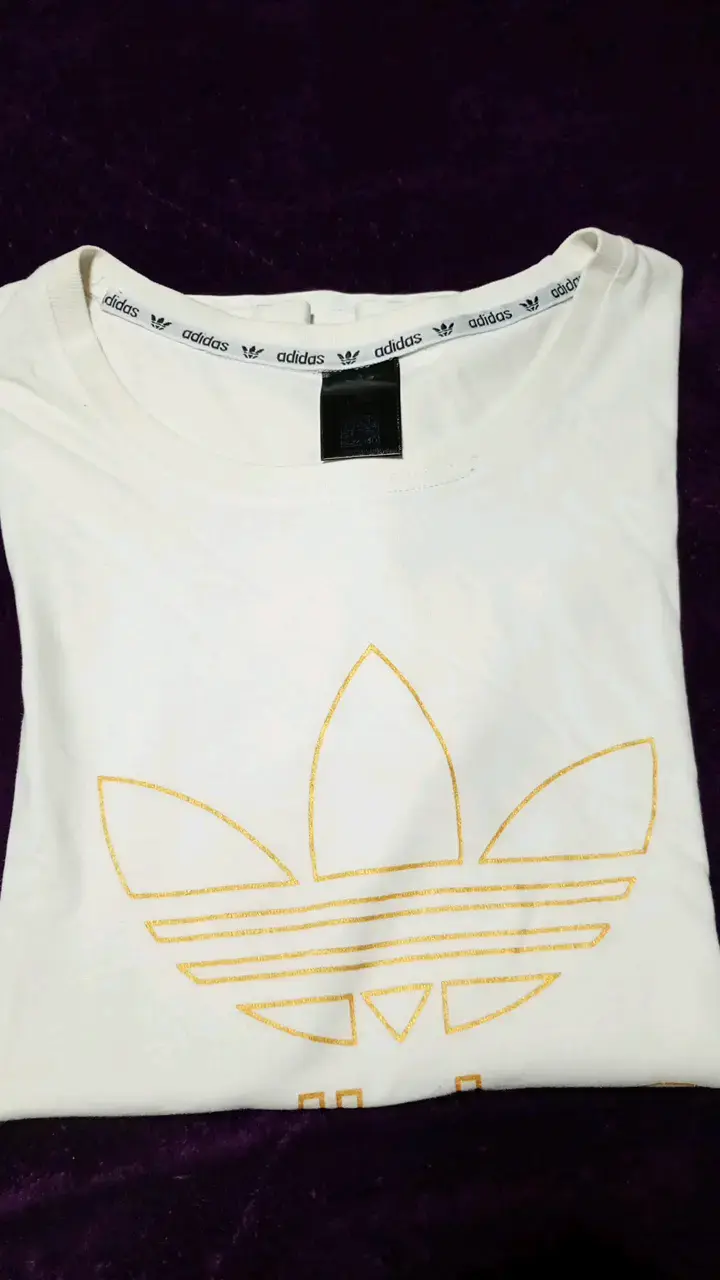 Polera Adidas blanca con logo dorado - 3