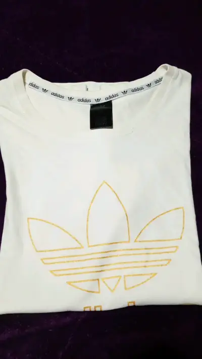 Polera Adidas blanca con logo dorado - miniatura 3