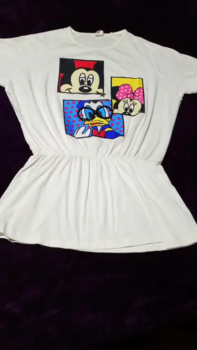 Polera blanca con estampado de personajes animados - miniatura 1