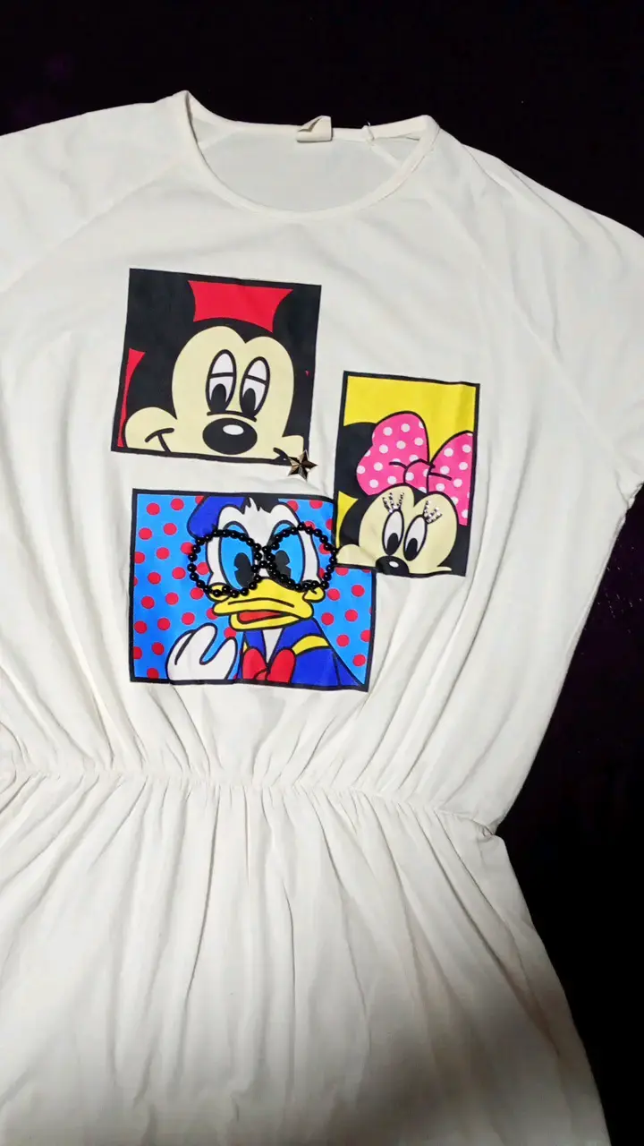 Polera blanca con estampado de personajes animados - 2