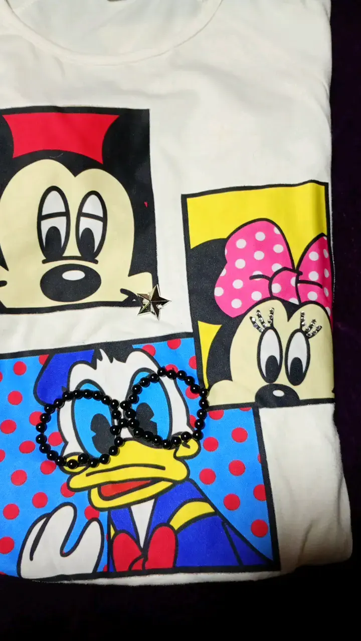 Polera blanca con estampado de personajes animados - 3