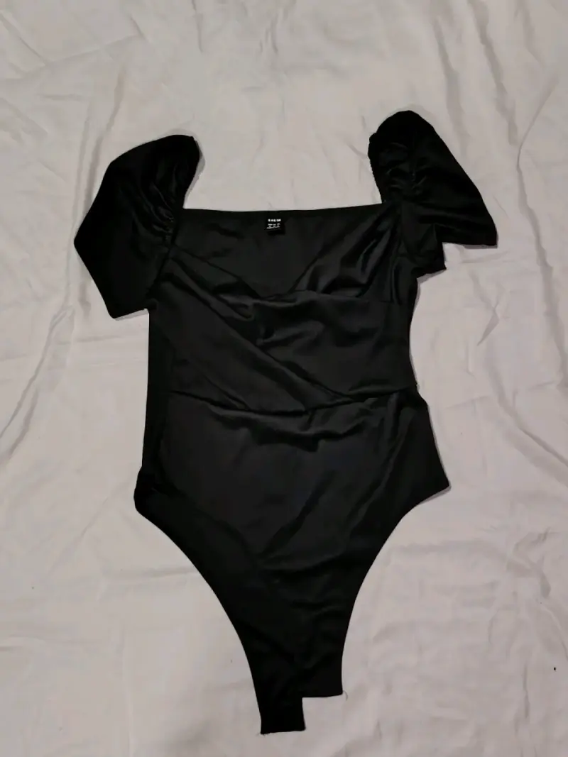 Body negro con mangas abullonadas