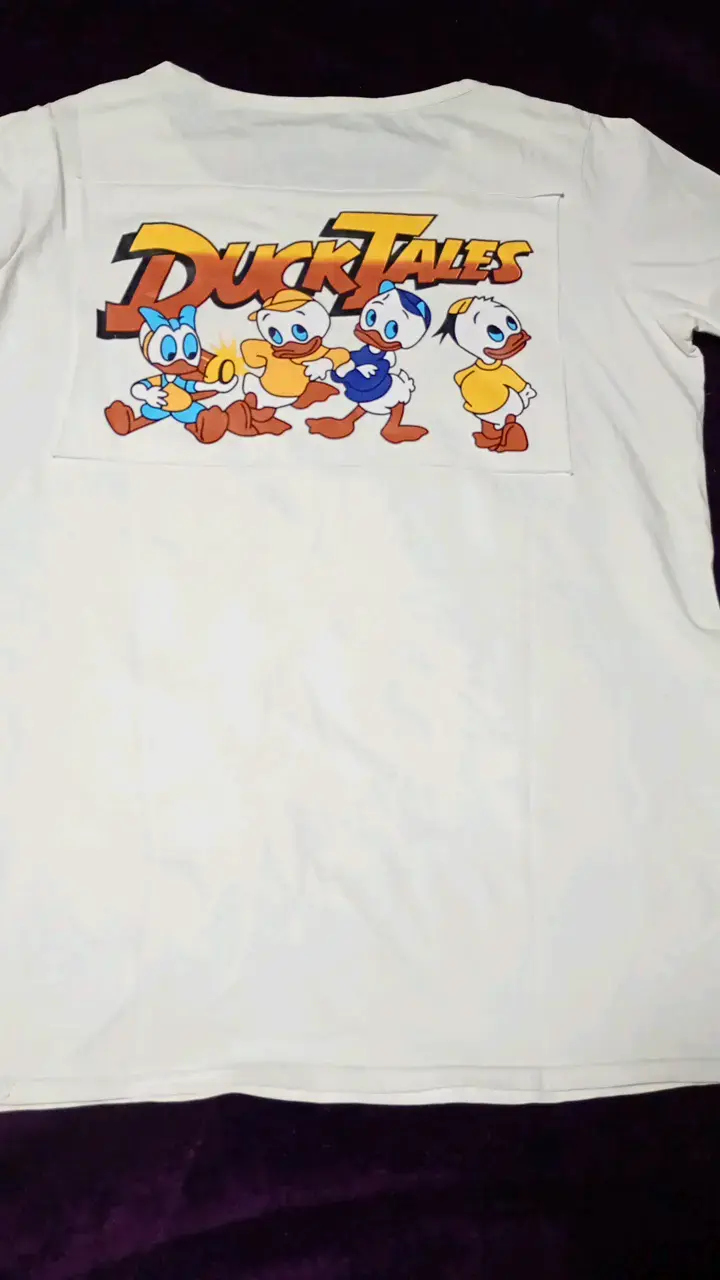 Polera blanca DuckTales con estampado colorido - 3