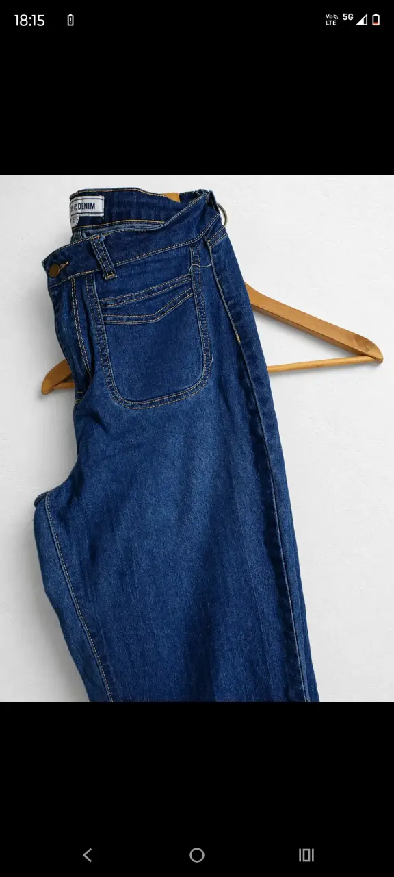 Jeans azul oscuro de mezclilla