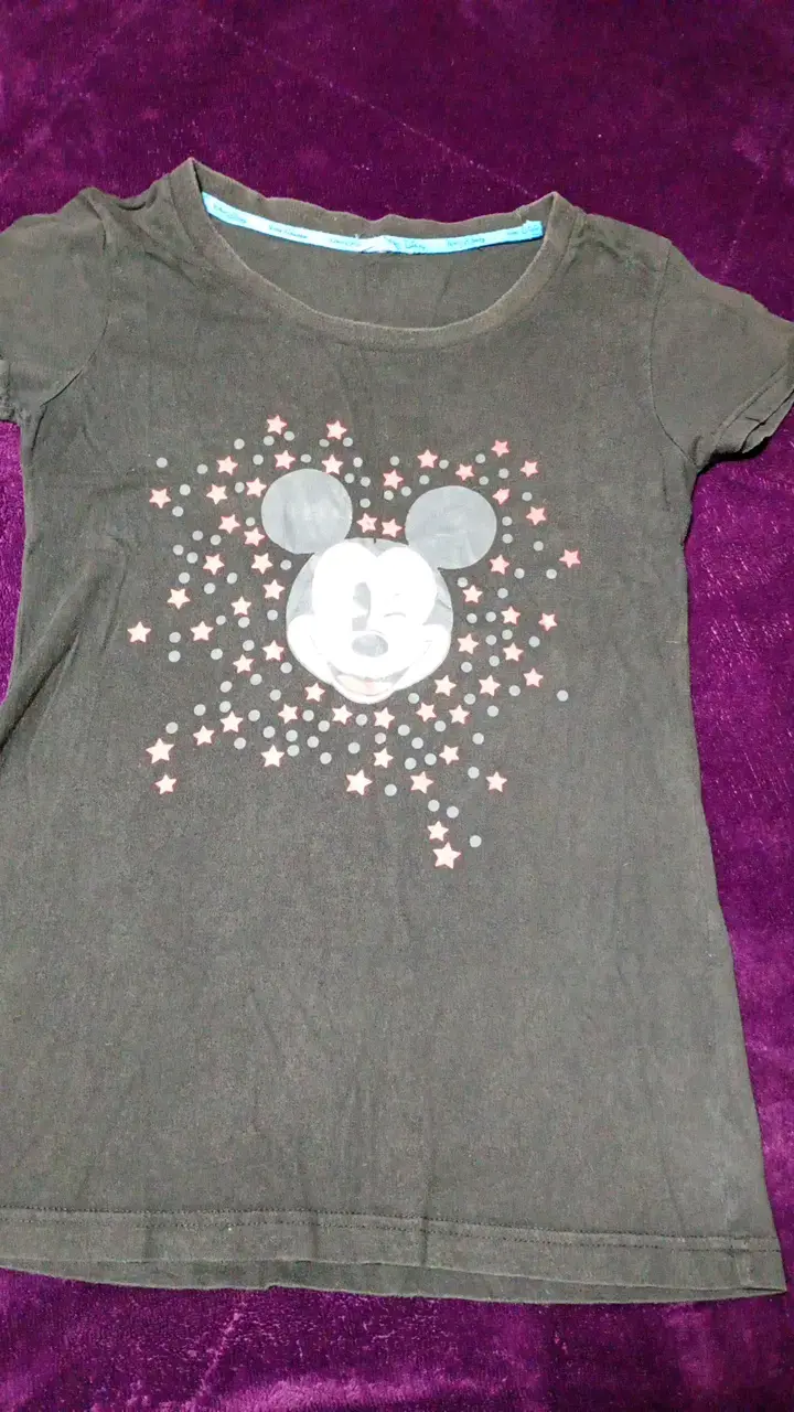 Polera negra con diseño de Mickey Mouse - 1