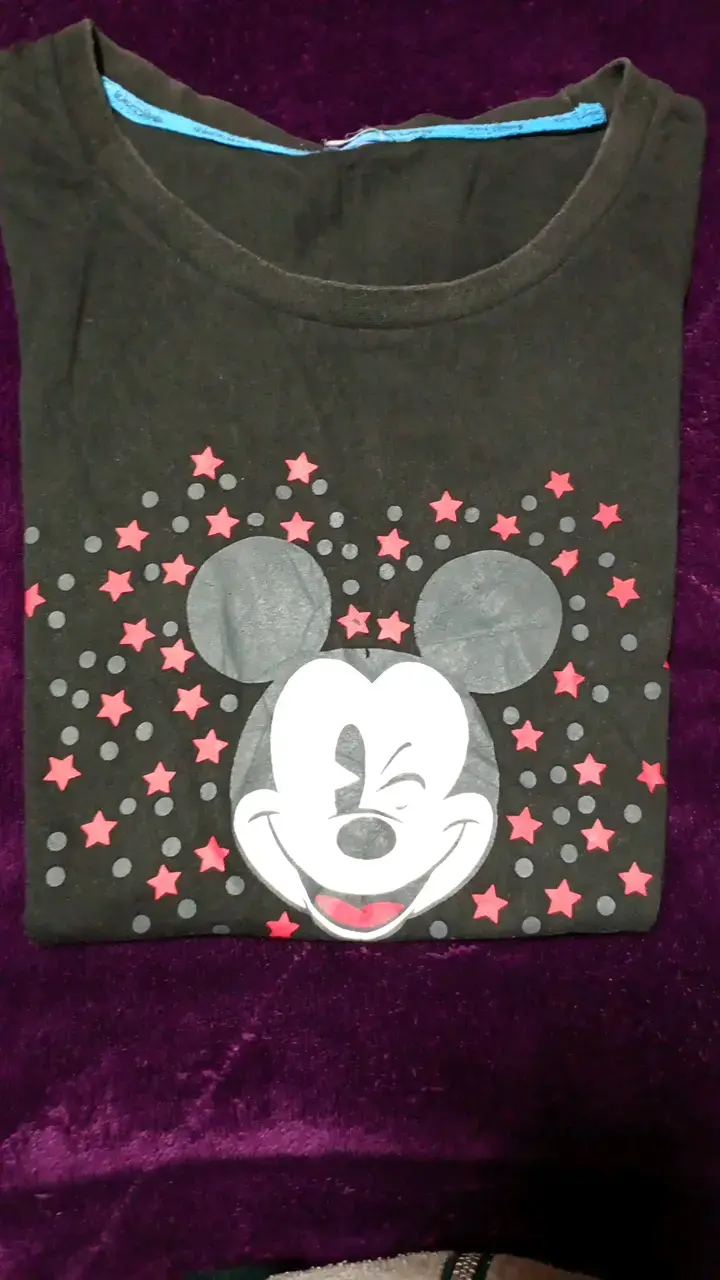 Polera negra con diseño de Mickey Mouse - 3