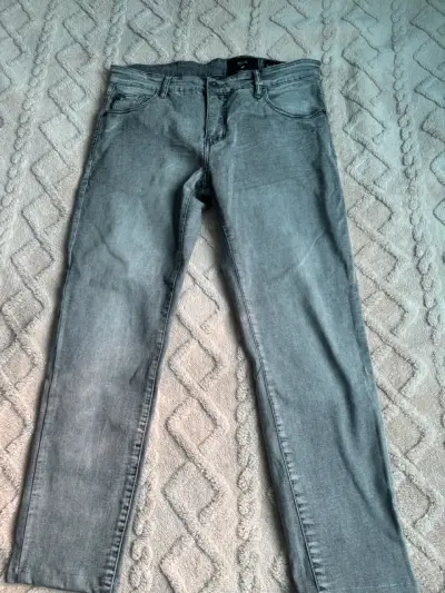 Jeans grises de mezclilla para hombre - miniatura 1