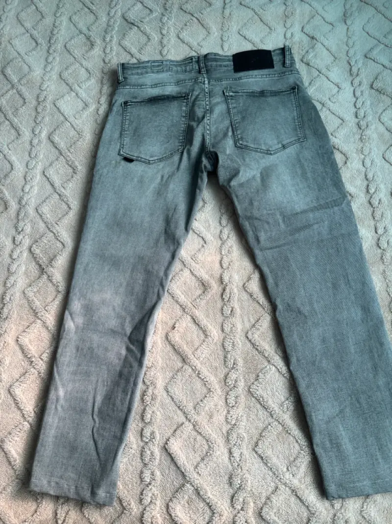 Jeans grises de mezclilla para hombre - 2