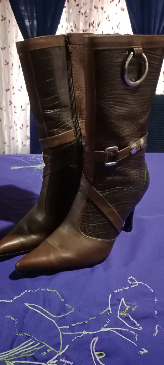 Botas de cuero marrón con diseño elegante - 1