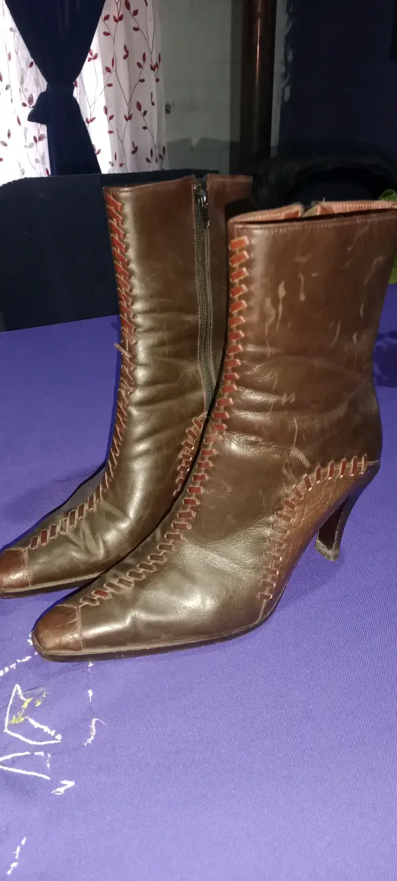 Botas de cuero marrón con diseño elegante - 2