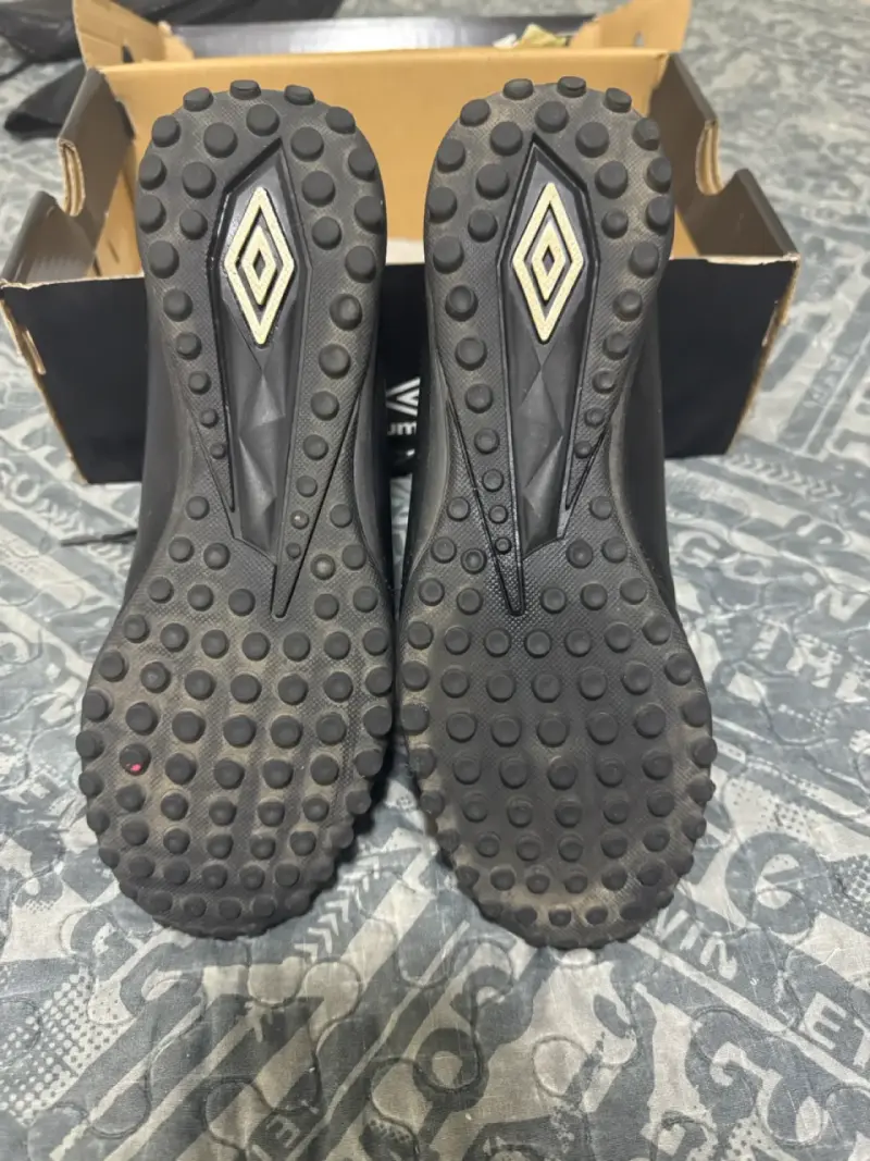 Zapatillas de fútbol Umbro negras - 4