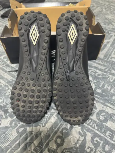 Zapatillas de fútbol Umbro negras - miniatura 4