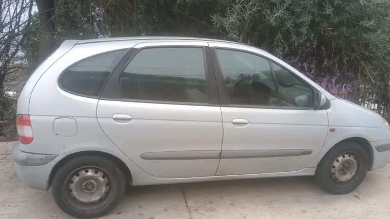 Renault Scénic usado en buen estado - 2
