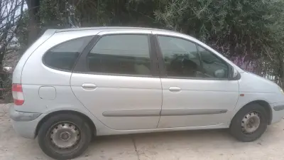 Renault Scénic usado en buen estado - miniatura 2