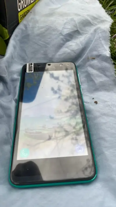 Smartphone Android pantalla táctil verde - miniatura 1