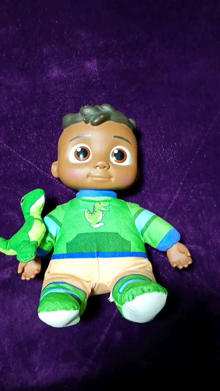 Muñeco bebé con dinosaurio de peluche
