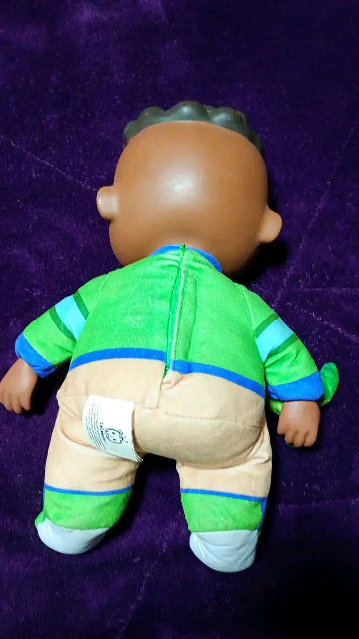 Muñeco bebé con dinosaurio de peluche - 2
