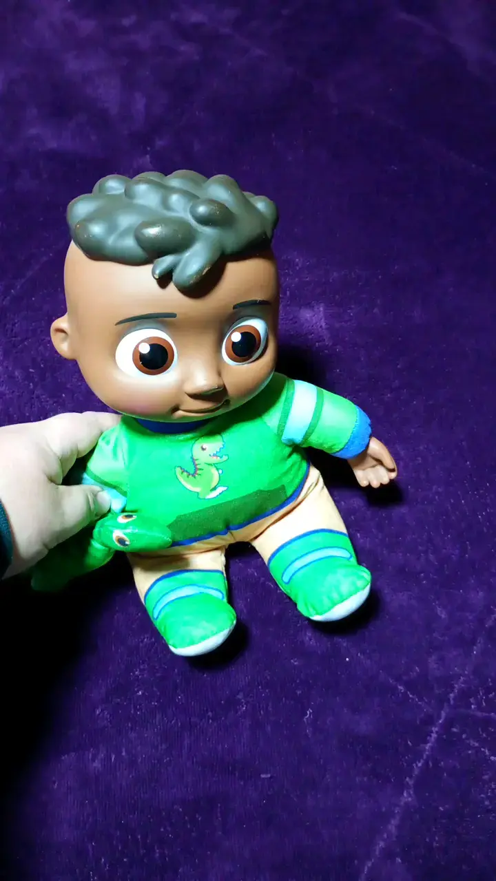Muñeco bebé con dinosaurio de peluche - 3