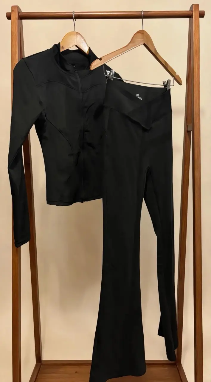 Conjunto deportivo negro para mujer - 1
