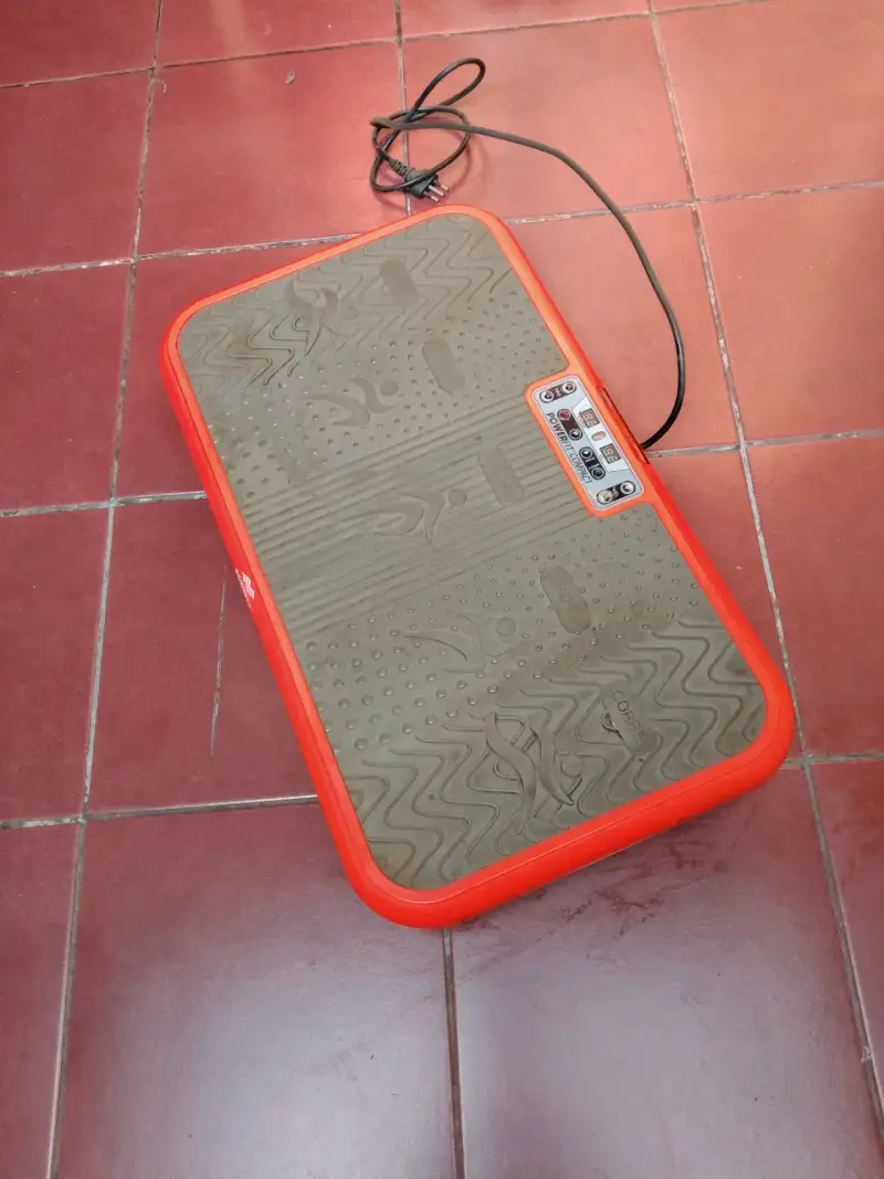Plataforma vibratoria de ejercicio roja