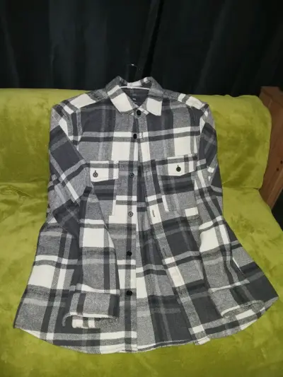 Camisa de franela a cuadros gris y blanca - miniatura 1