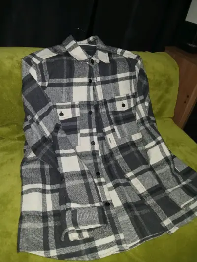 Camisa de franela a cuadros gris y blanca - miniatura 2