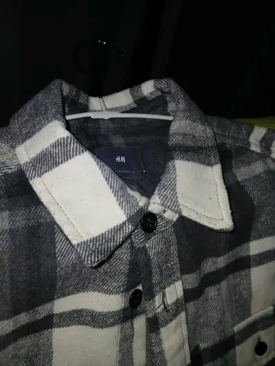 Camisa de franela a cuadros gris y blanca - miniatura 4