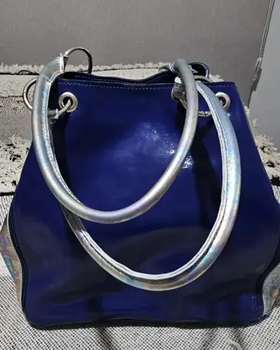 Cartera tote cuero charol azul - miniatura 4