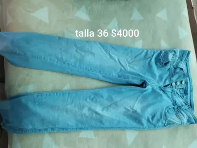 Jeans celestes talla 36 en buen estado - miniatura 1