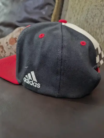 Gorra Adidas negra y roja original de la nba - miniatura 1