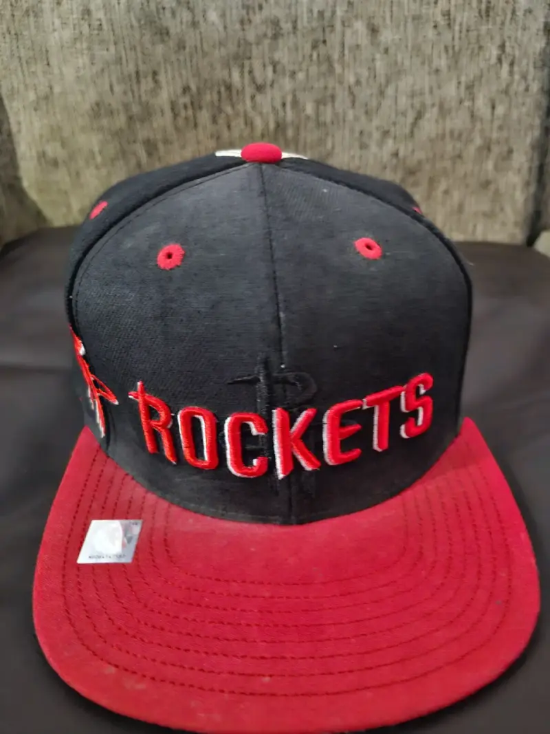 Gorra Adidas negra y roja original de la nba - 3