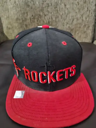 Gorra Adidas negra y roja original de la nba - miniatura 3