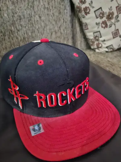Gorra Adidas negra y roja original de la nba - miniatura 4