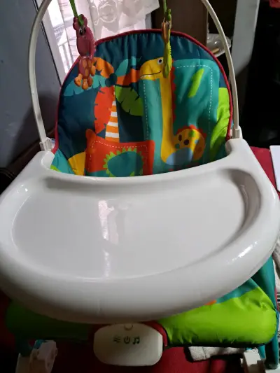 Silla mecedora para bebé  y lote de ropa - miniatura 1