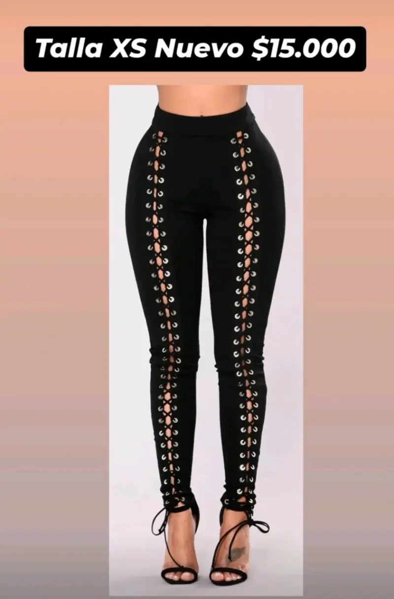 Pantalones negros con diseño de ojales - 1