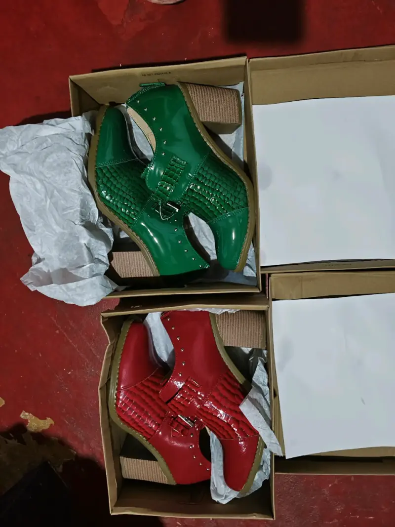 Botines de charol verde y rojo con hebilla - 1