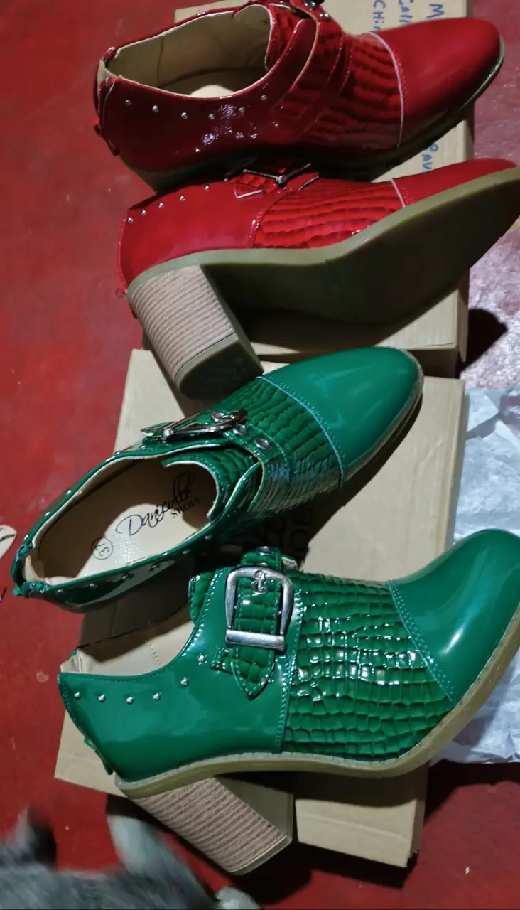 Botines de charol verde y rojo con hebilla - 2