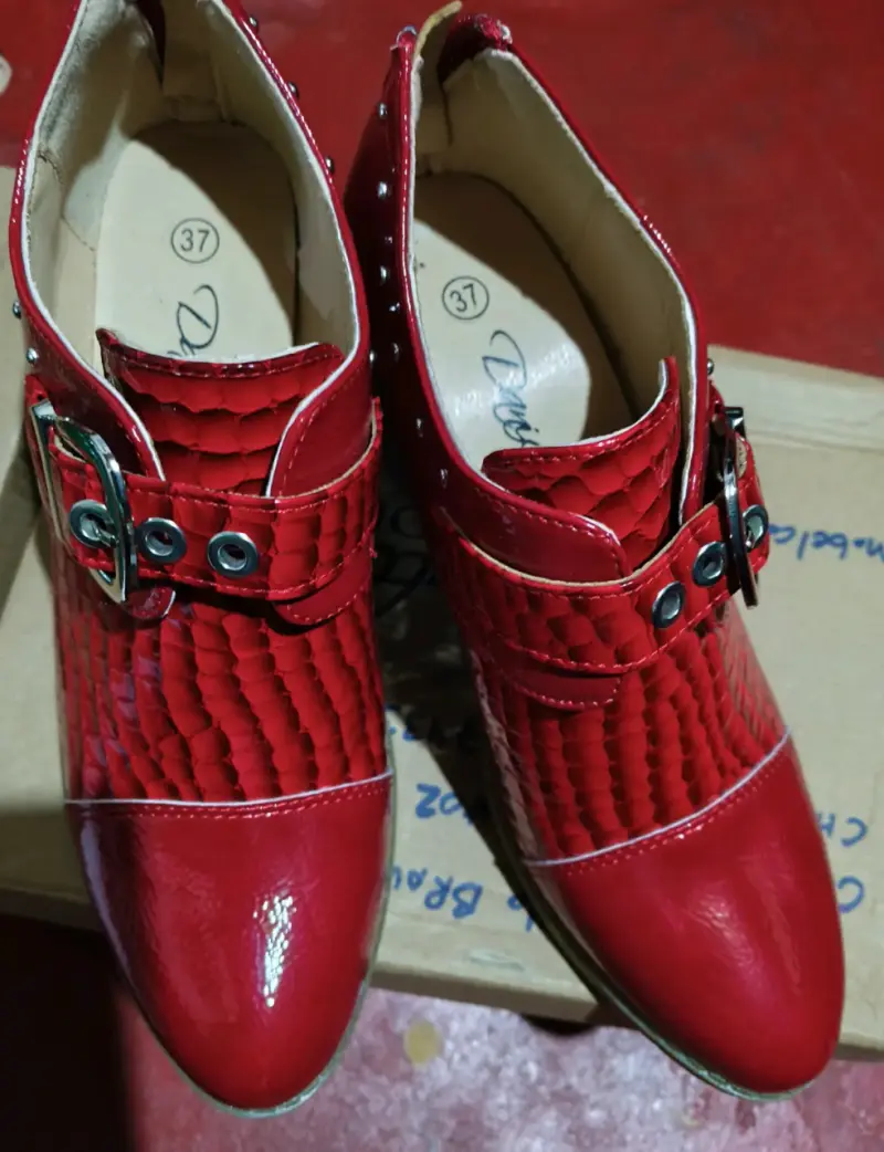 Botines de charol verde y rojo con hebilla - 3