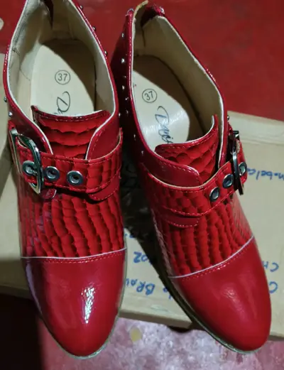Botines de charol verde y rojo con hebilla - miniatura 3