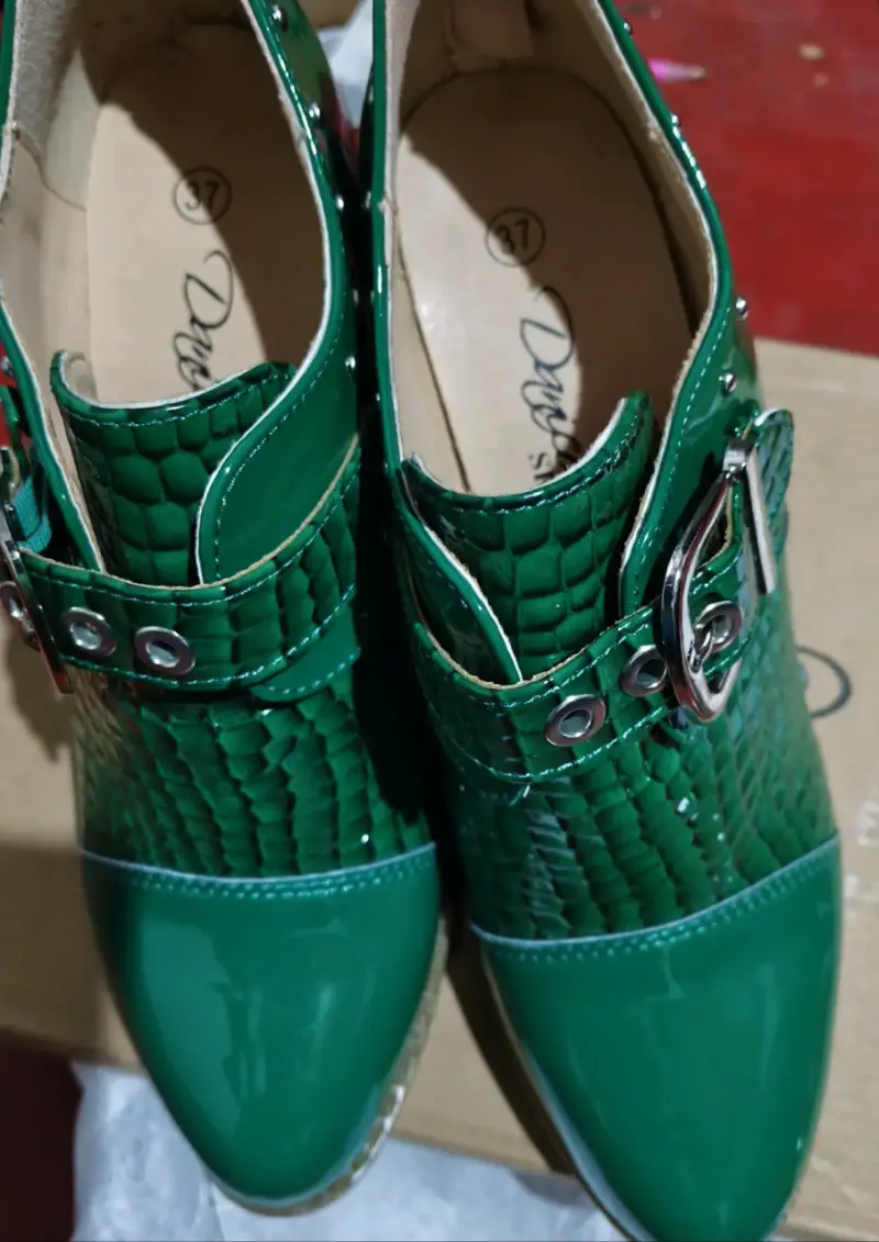 Botines de charol verde y rojo con hebilla - 4