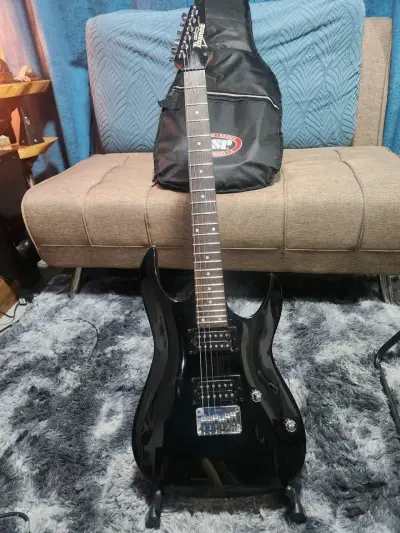Guitarra eléctrica Ibanez negra con funda - miniatura 1