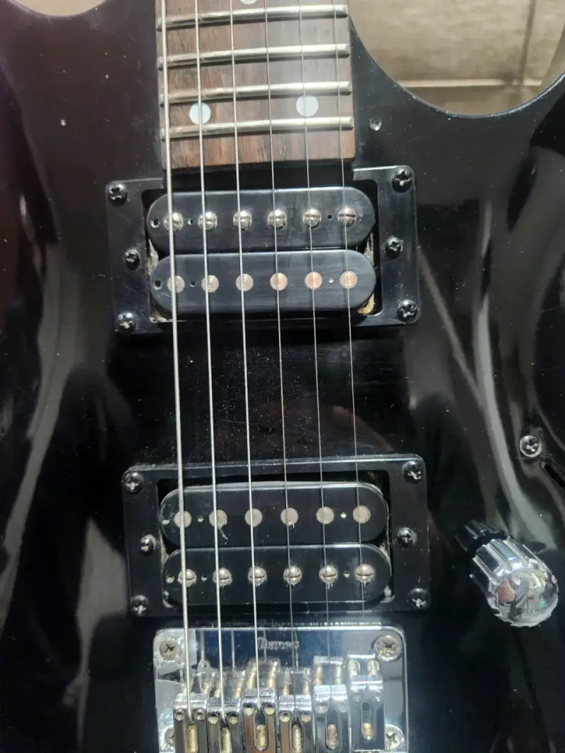 Guitarra eléctrica Ibanez negra con funda - 2