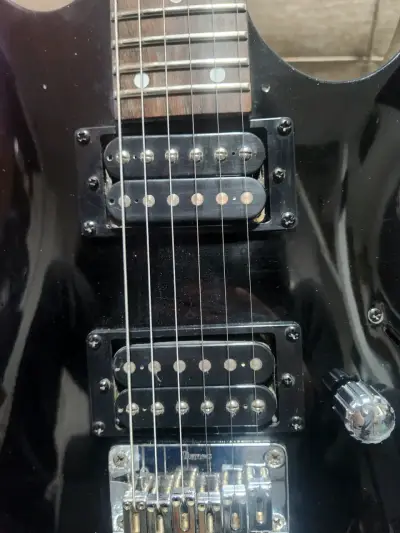 Guitarra eléctrica Ibanez negra con funda - miniatura 2