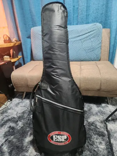 Guitarra eléctrica Ibanez negra con funda - miniatura 3