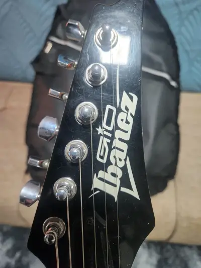 Guitarra eléctrica Ibanez negra con funda - miniatura 4