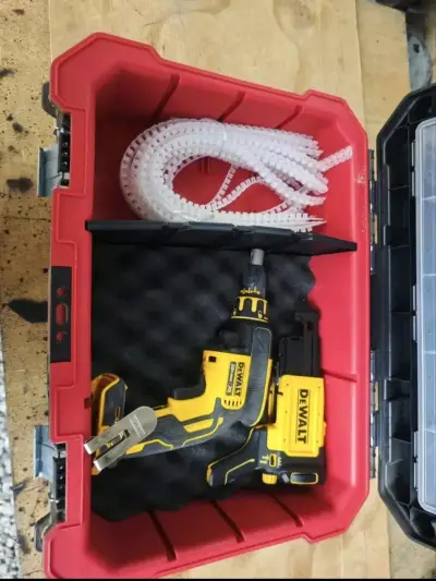 Atornillador automático DeWalt con caja - miniatura 1