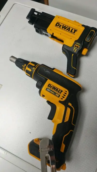 Atornillador automático DeWalt con caja - miniatura 2