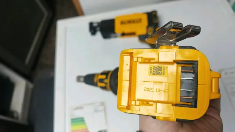 Atornillador automático DeWalt con caja - 3
