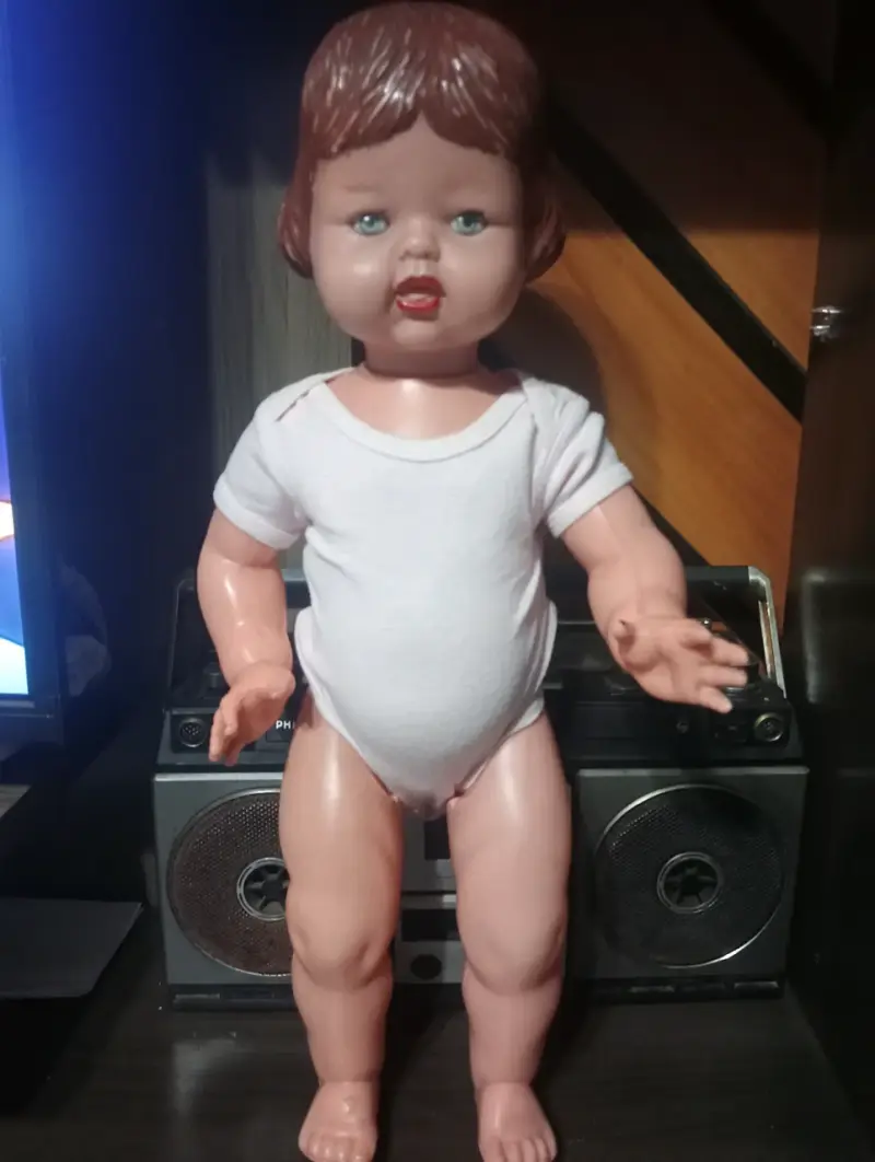 Muñeca vintage de colección con ropa blanca